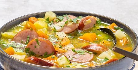 Grønnsakssuppe med kjøttpølse